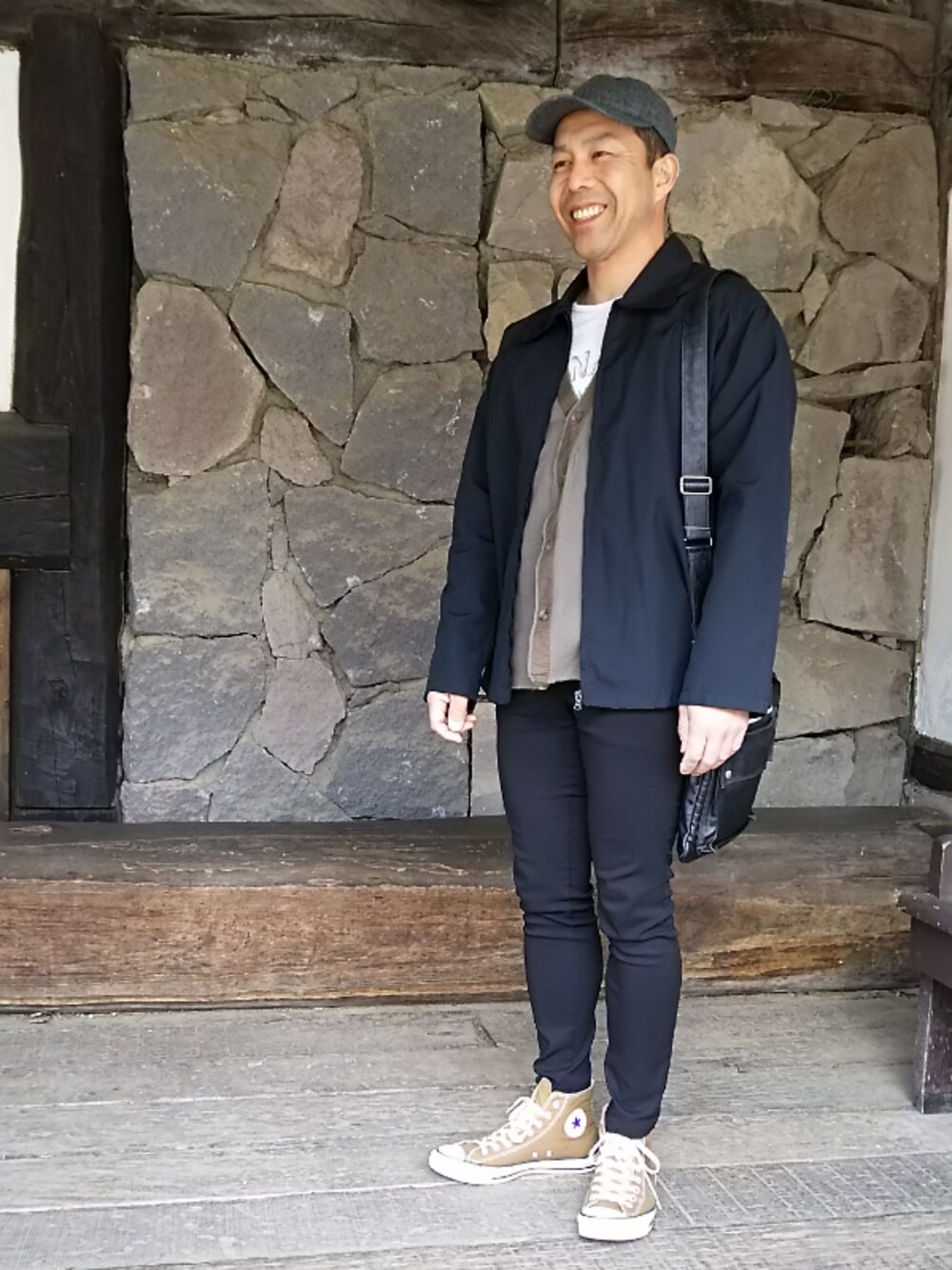 「URBAN RESEARCHのアイテム（キャップ、グレー系）」を使った、カツイッちゃんさん（メンズ・173cm）の春コーディネートの1枚目の写真