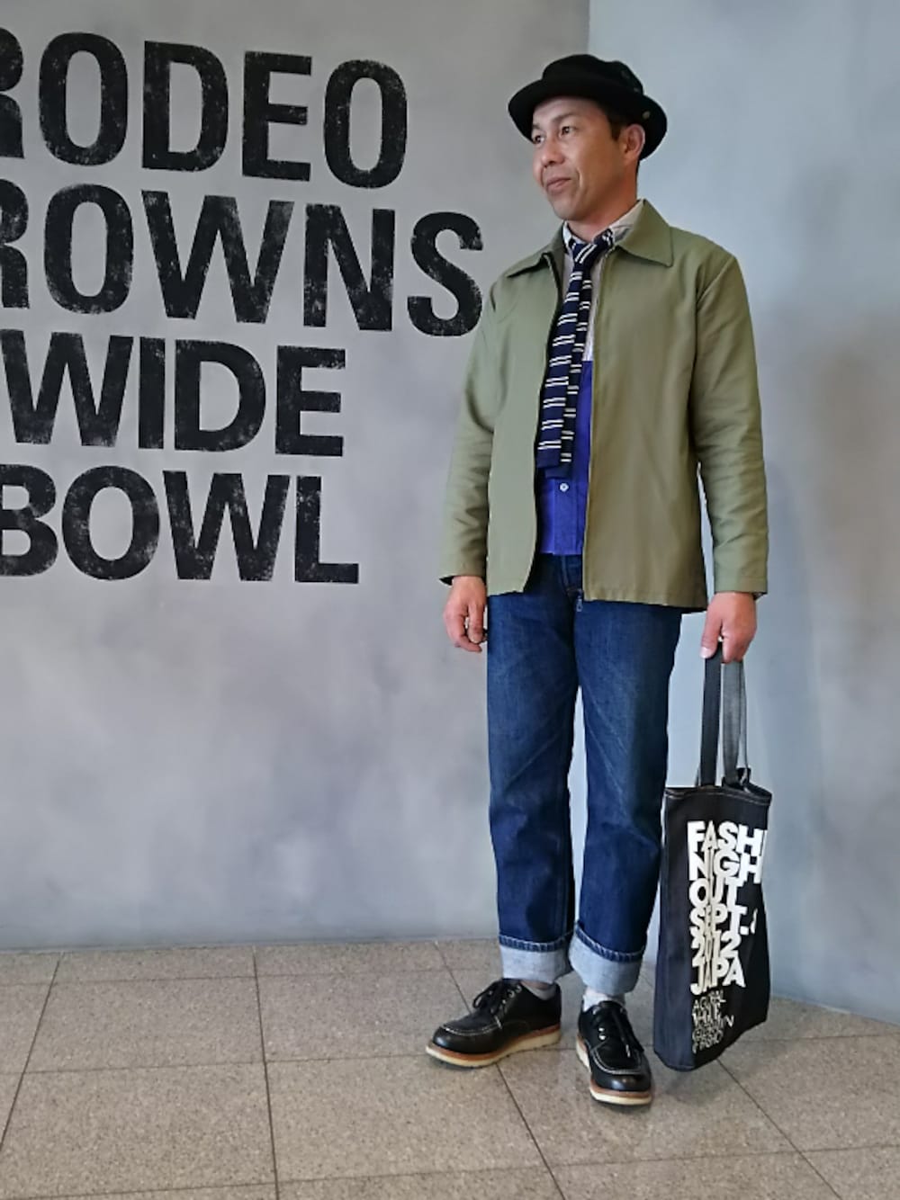 「atmosのSports Lab by atmos SPLIT SHIRT [スポーツ ラボ バイ アトモス スプリットシャツ]（シャツ/ブラウス、グレー系）」を使った、カツイッちゃんさん（メンズ・173cm）の春コーディネートの1枚目の写真
