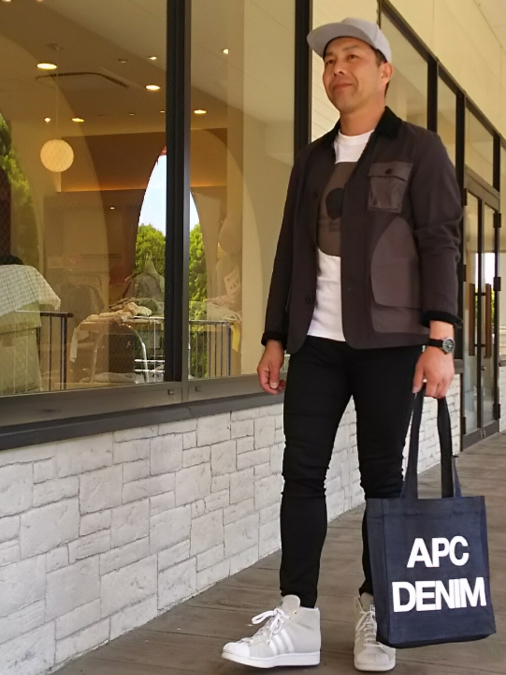 「A.P.C.のTOTE BAG APC DENIM（トートバッグ、ホワイト系）」を使った、カツイッちゃんさん（メンズ・173cm）の春コーディネートの1枚目の写真