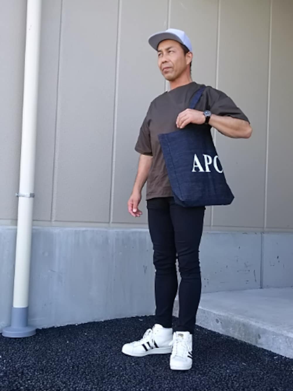 「SHIPS JET BLUEのアイテム（Tシャツ/カットソー、グリーン系）」を使った、カツイッちゃんさん（メンズ・173cm）の夏コーディネートの1枚目の写真