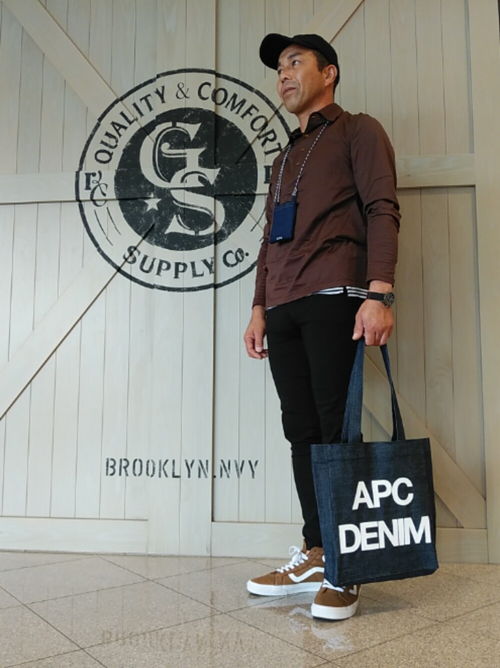 「A.P.C.のTOTE BAG APC DENIM（トートバッグ、ホワイト系）」を使った、カツイッちゃんさん（メンズ・173cm）の秋コーディネートの1枚目の写真