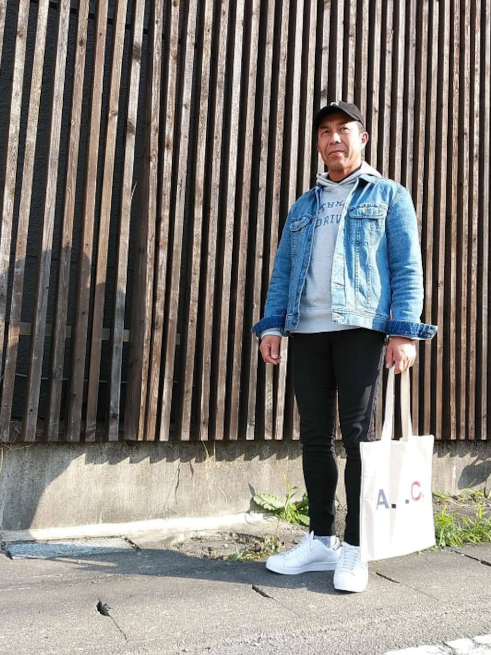 「adidas Originalsのアイテム（スニーカー、ホワイト系）」を使った、カツイッちゃんさん（メンズ・173cm）の秋コーディネートの1枚目の写真