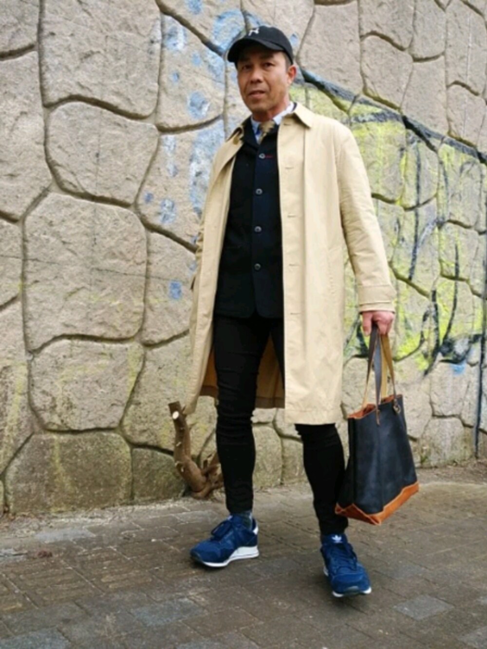 「冬アウター着回しチャレンジ」｜「URBAN RESEARCHのU-Hawk Company Leather bag-7348（トートバッグ、ブラック系）」を使った、カツイッちゃんさん（メンズ・173cm）の冬コーディネートの1枚目の写真