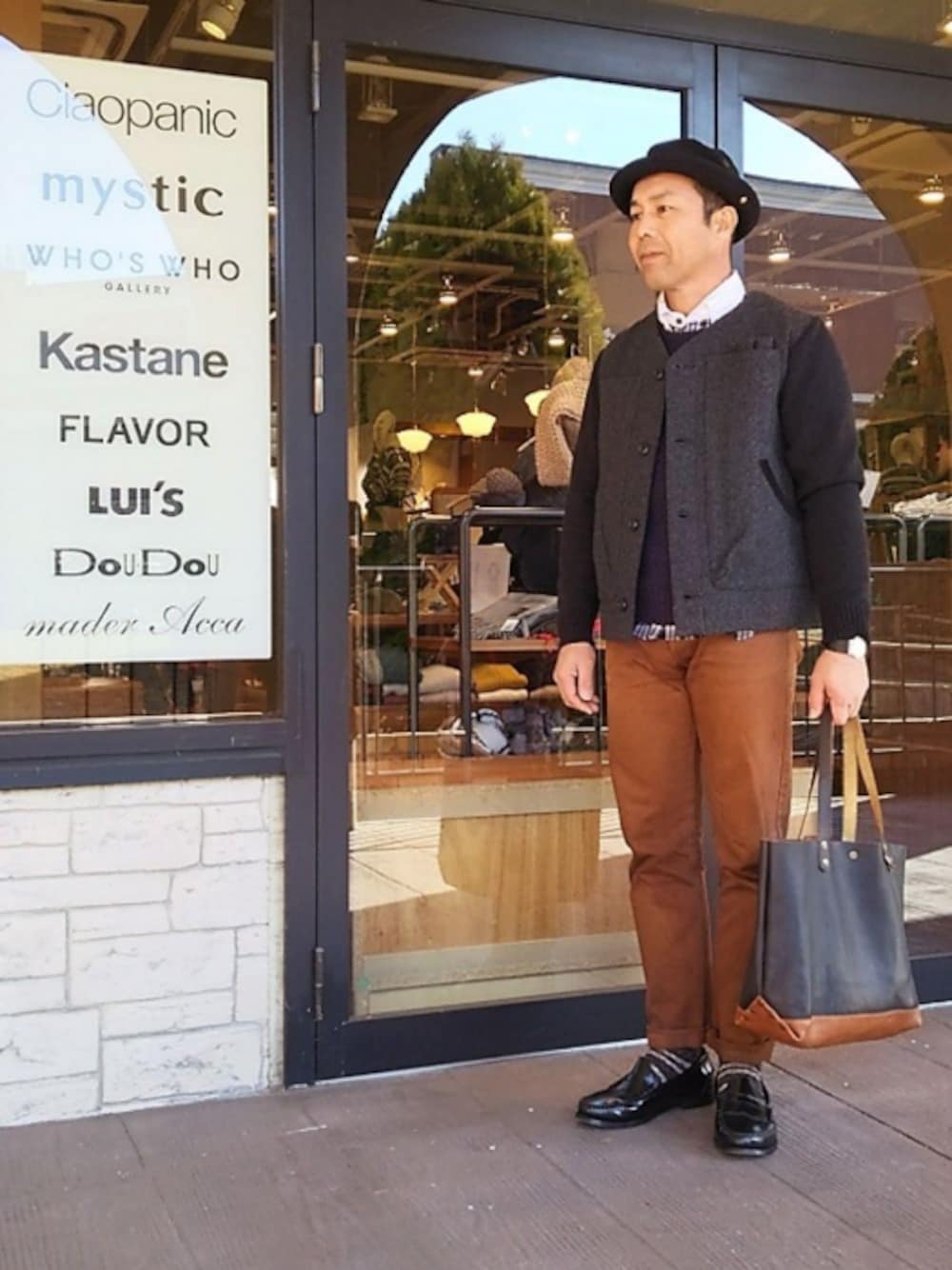 「ブラウン色に染まれ」｜「URBAN RESEARCHのU-Hawk Company Leather bag-7348（トートバッグ、ブラック系）」を使った、カツイッちゃんさん（メンズ・173cm）の冬コーディネートの1枚目の写真