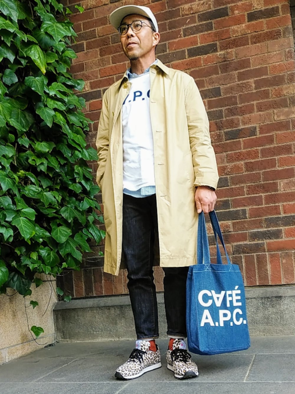 「大人コーデ、大人カジュアル、デニム、お洒落さんとつながりたい、2021年」｜「A.P.C.のアイテム（キャップ、ベージュ系）」を使った、カツイッちゃんさん（メンズ・173cm）の冬コーディネートの1枚目の写真