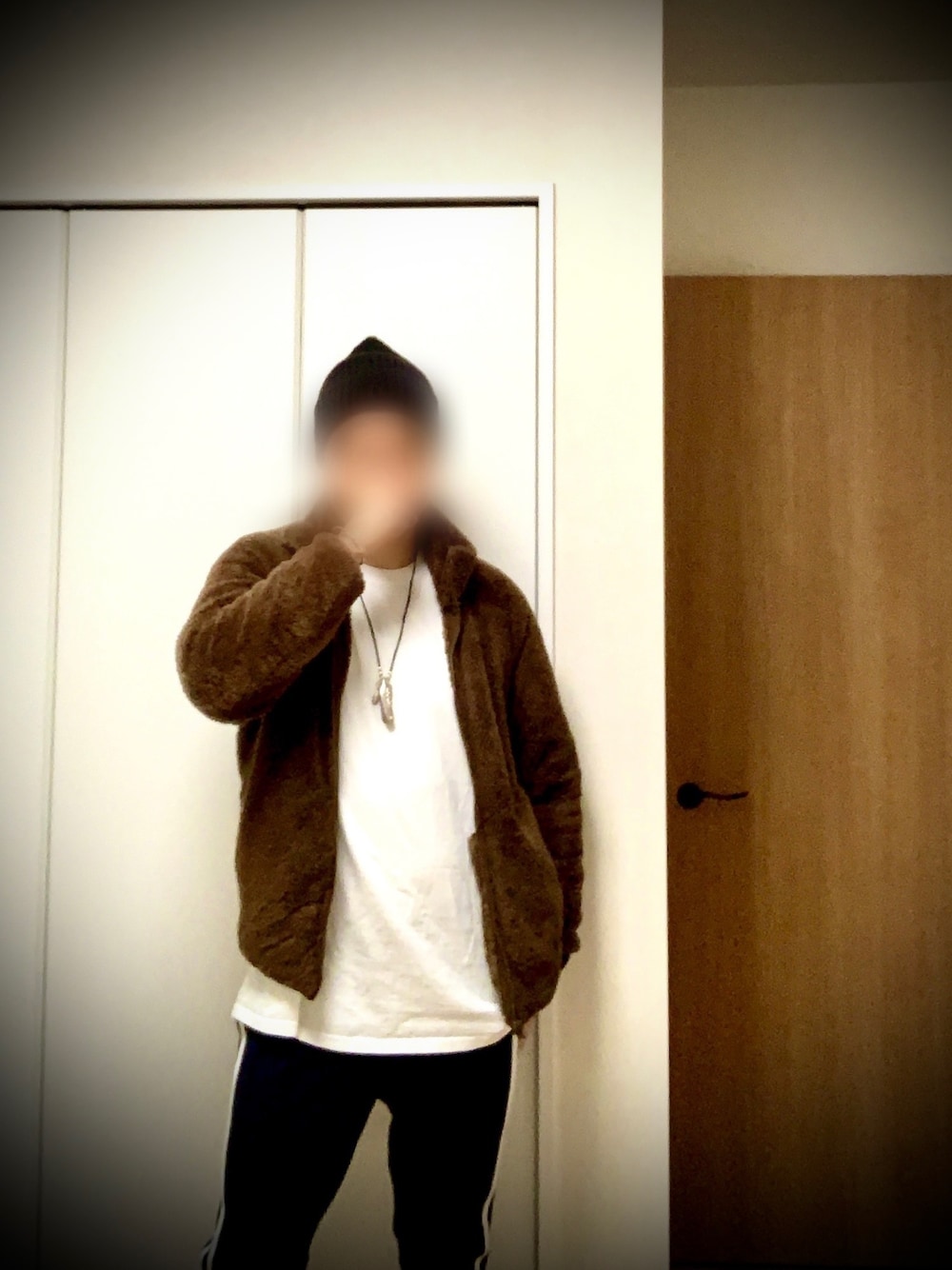 「おしゃれさんと繋がりたい、いいね、save、フォローお願いします🤑、コメント気軽にどうぞ！、ユニクロ、ボアジャケット、ギルダンＴシャツ、ビーニー、ノースフェイス、ブラウンジャケット」｜「GILDANのGildan / ギルダン ドロップショルダー ビッグシルエット 無地 ロンT/長袖Tシャツ（Tシャツ/カットソー、ホワイト系）」を使った、☆2児パパ☆さん（メンズ・173cm）の冬コーディネートの1枚目の写真