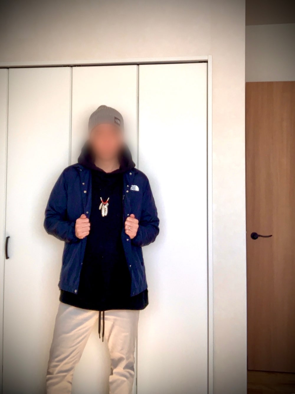 「おしゃれさんと繋がりたい、いいね、save、フォローお願いします🤑、コメントもらえると嬉しいです。、コーチジャケット、ノースフェイス、エッセンシャルズ、パーカー、ホワイトパンツ、バンズスニーカー、タディ＆キング」｜「LAKOLEのアイテム（チノパンツ、ホワイト系）」を使った、☆2児パパ☆さん（メンズ・173cm）の冬コーディネートの1枚目の写真