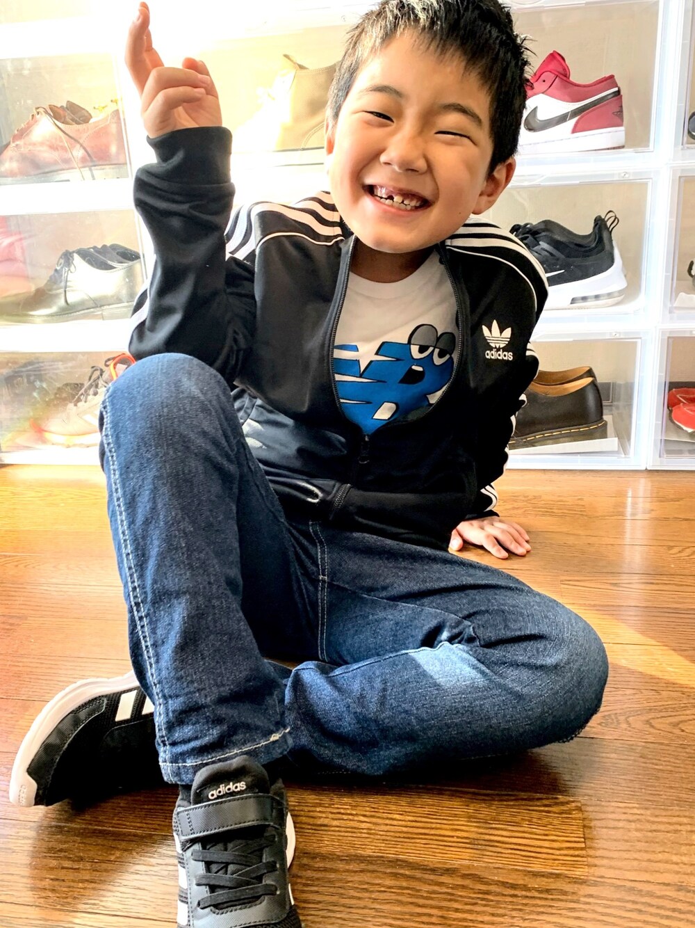 「トラックジャケット、トラックトップ、子供コーデ、男の子コーデ、うごきやすい」｜「adidasのadidas アディダス TENSAUR RUN K EL テンソーラン FW3146 20SP BLACK/WHITE（スニーカー、ブラック系）」を使った、りょうせいbobさん（キッズ・125cm）の秋コーディネートの1枚目の写真