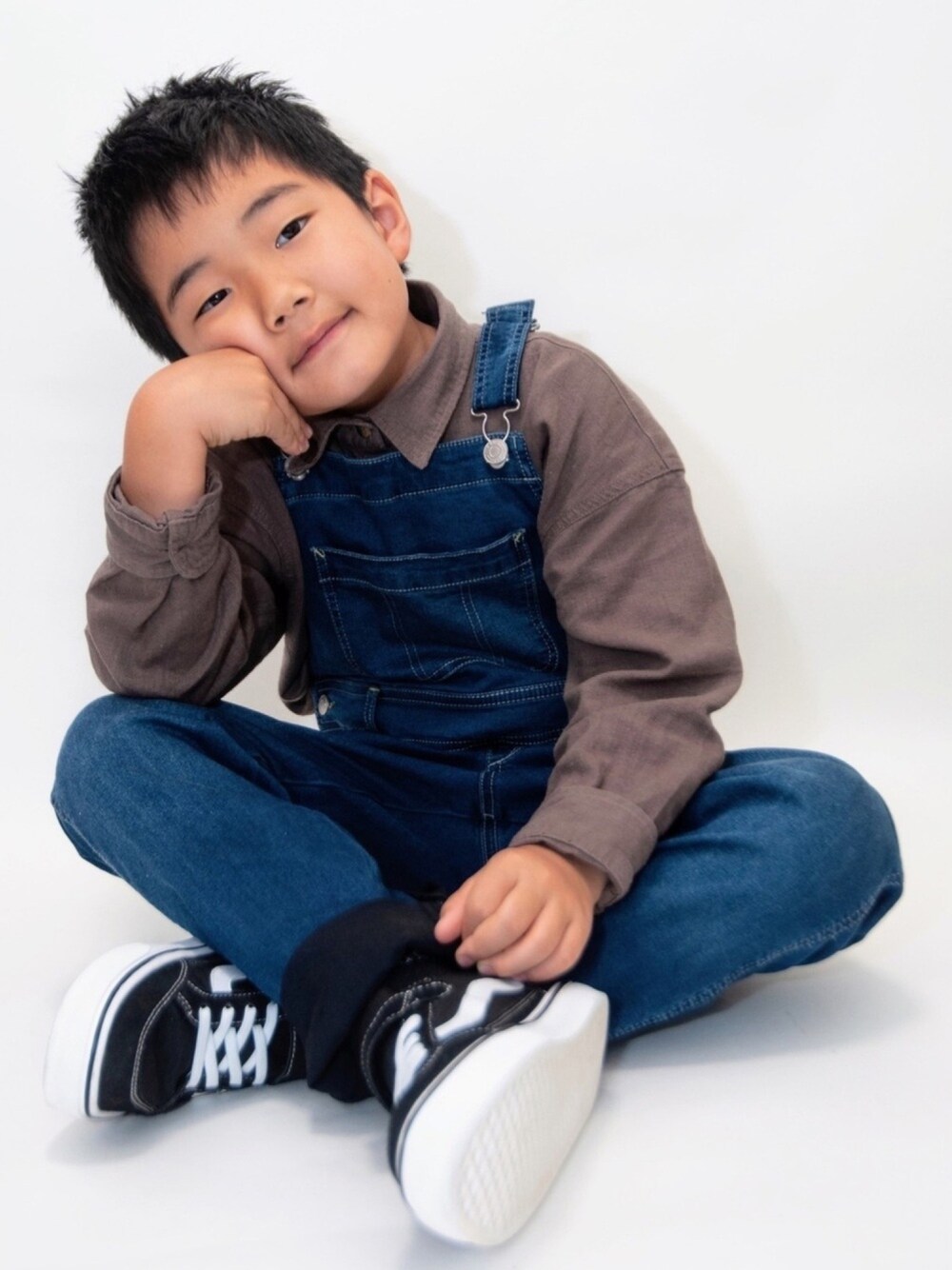 「サロペットコーデ、サロペット、オーバーオール、男の子、子供服、こどもコーデ、ブラウンコーデ」｜「L.COPECKの[110-140]ハイストレッチデニムサロペット（サロペット/オーバーオール、ブルー系）」を使った、りょうせいbobさん（キッズ・125cm）の秋コーディネートの1枚目の写真