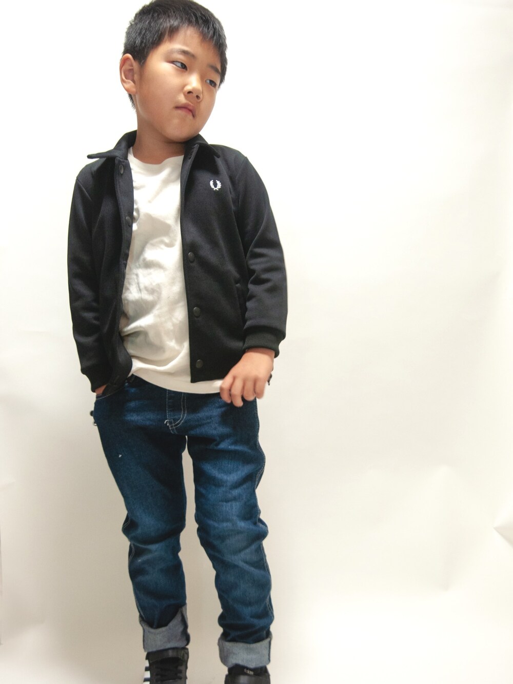 「フレッドペリー、コーチジャケット、子どもコーデ、男の子、男の子コーデ」｜「FRED PERRYのKids Track Coach Jacket（テーラードジャケット、ブラック系）」を使った、りょうせいbobさん（キッズ・125cm）の秋コーディネートの1枚目の写真