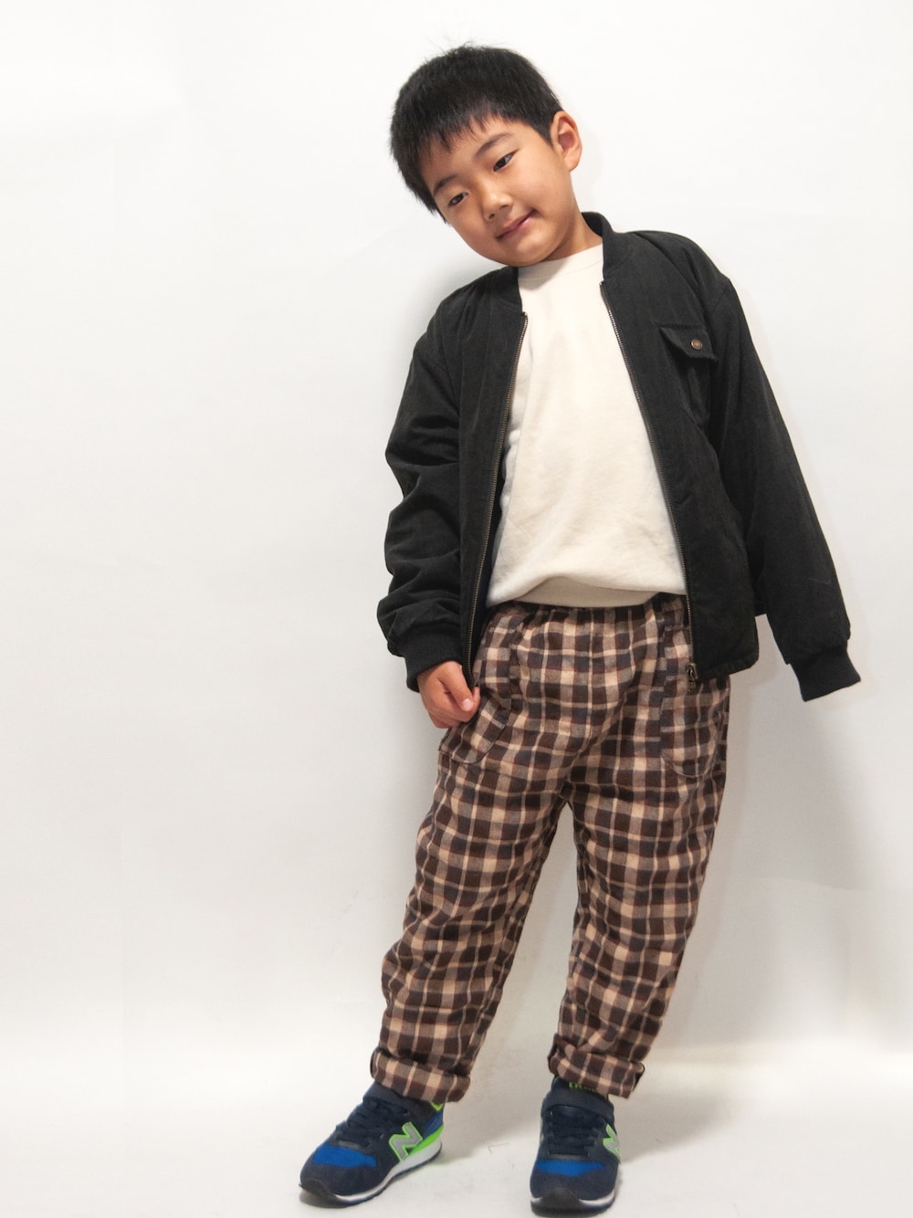 「秋冬コーデ、キッズコーデ、カジュアル、ブルゾンコーデ、ブルゾン 黒、男の子、男の子コーデ」｜「CIAOPANIC TYPYの【DailyPremium/デイリープレミアム】OSOROオーガニックコットンスウェット（スウェット、ホワイト系）」を使った、りょうせいbobさん（キッズ・125cm）の秋コーディネートの1枚目の写真