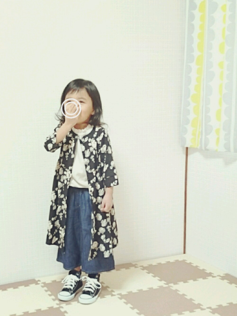 ブラック系のスニーカー、ホワイト系のTシャツ/カットソー、ブラック系のカーディガン/ボレロを着用したキッズの冬コーディネートの1枚目の写真