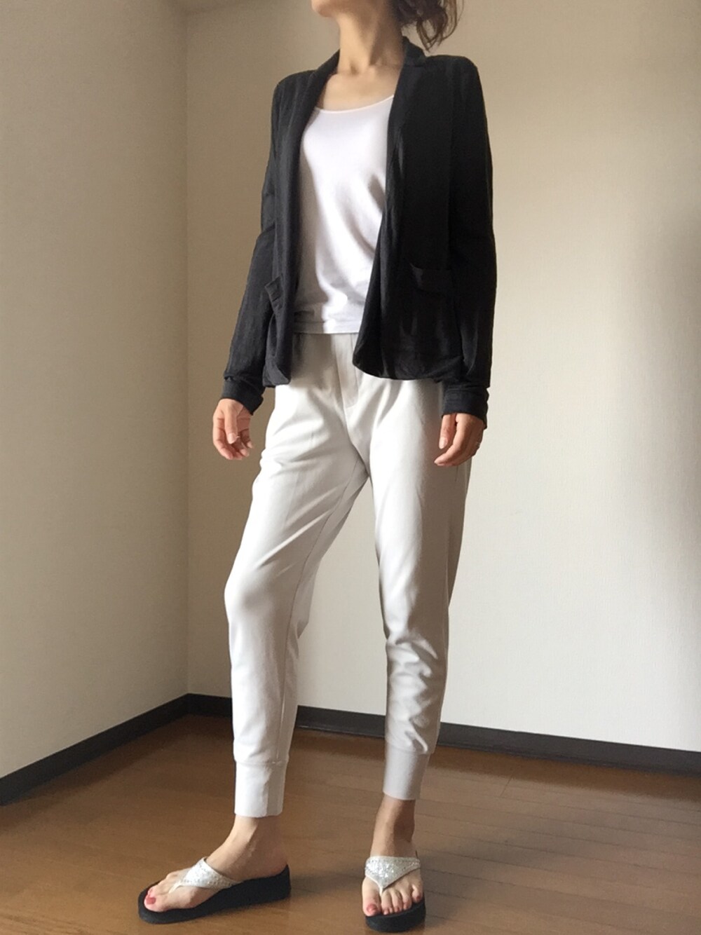 「ショッピングモール、スウェットパンツ、ビーチサンダル、タンクトップ重ね着」｜「UNIQLOのアイテム（タンクトップ、ホワイト系）」を使った、SKさん（レディース・166cm）の春コーディネートの1枚目の写真