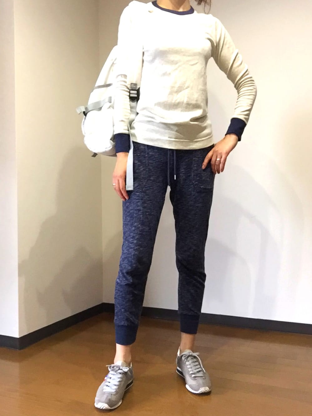 「スーパーへお買い物、スウェットパンツ、Tシャツ、スニーカー、カジュアルコーデ、シンプルスタイル」｜「CANAL JEANのharmonie -OrganicCotton- (アルモニ オーガニックコットン） パイピングロンT（Tシャツ/カットソー、ホワイト系）」を使った、SKさん（レディース・166cm）の春コーディネートの1枚目の写真