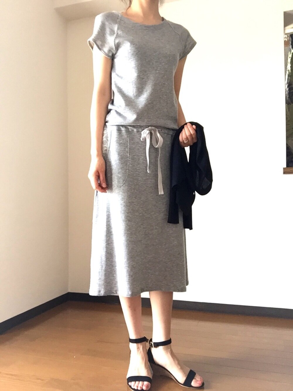 「ランチ、ワンピーススタイル、ジャージ素材、ゆったりコーデ」｜「no brandのアイテム（ワンピース、グレー系）」を使った、SKさん（レディース・166cm）の春コーディネートの1枚目の写真