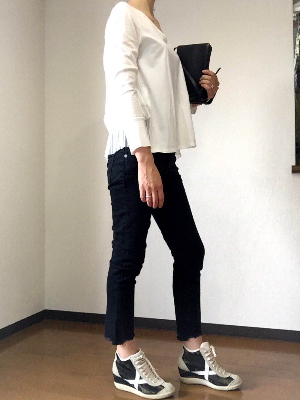 「ランチコーデ、カジュアル、シックに大人モード、デニムパンツ、レース、ヒールブーツ」｜「5351 POUR LES FEMMESのアイテム（Tシャツ/カットソー、ホワイト系）」を使った、SKさん（レディース・166cm）の春コーディネートの1枚目の写真
