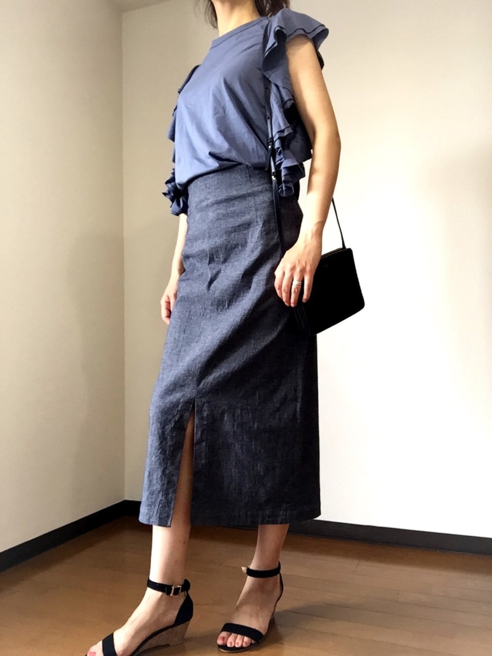 「デパート、ランチ、大人コーデ、二の腕カバー、フリル、脚長効果」｜「SENSE OF PLACE by URBAN RESEARCHのフリフリスリーブＴシャツ（Tシャツ/カットソー、ブルー系）」を使った、SKさん（レディース・166cm）の夏コーディネートの1枚目の写真