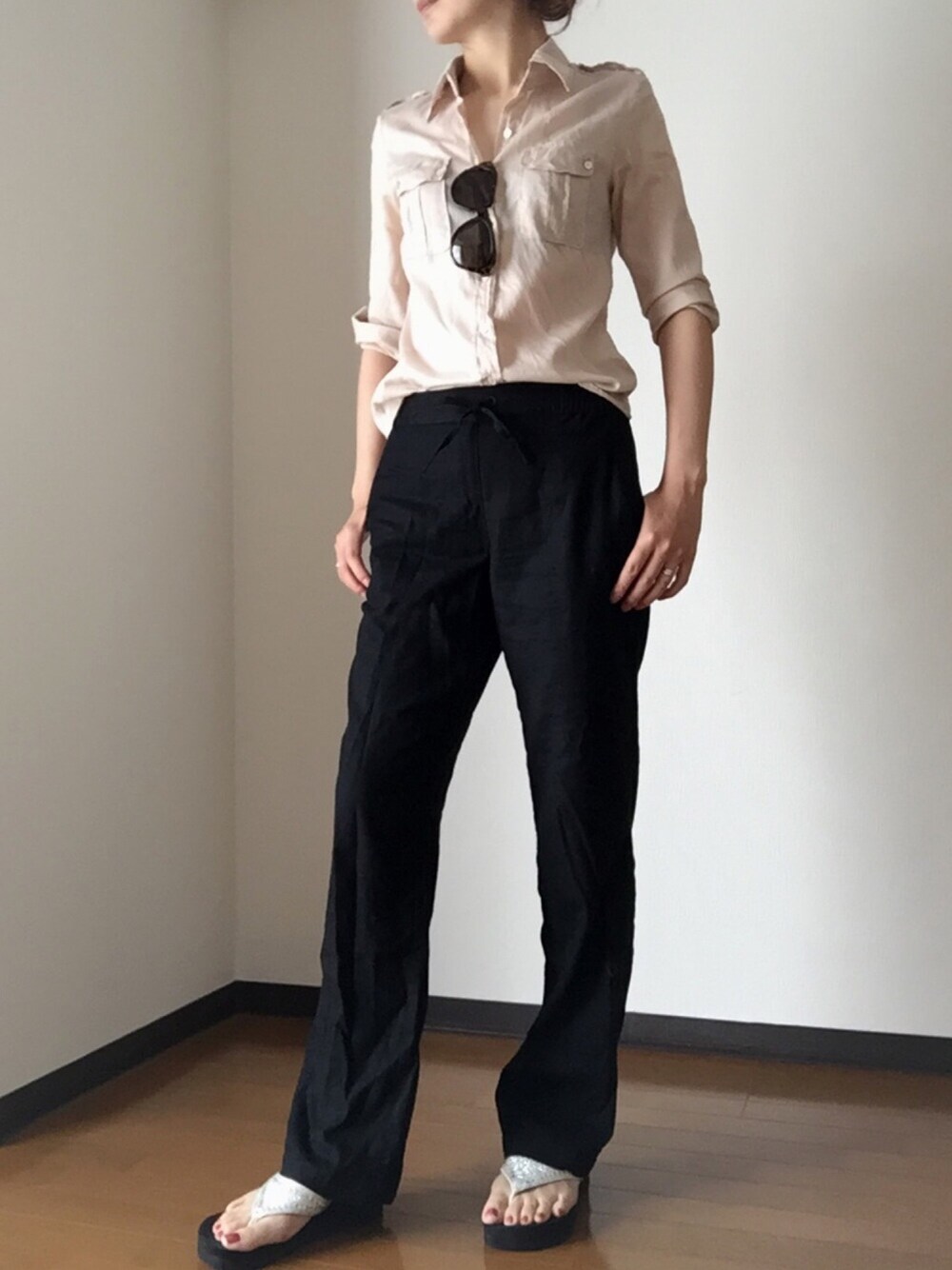 「クールコーデ、麻シャツ、麻パンツ、涼しいコーデ、大人カジュアル、シャツ、チノパンツ」｜「BODY DRESSING Deluxeのアイテム（シャツ/ブラウス、ベージュ系）」を使った、SKさん（レディース・166cm）の夏コーディネートの1枚目の写真