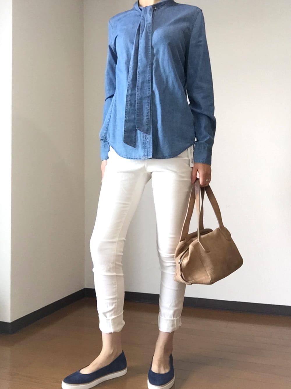 「シンプルコーデ、デニム風シャツ、ホワイトデニム、プチプラ、肌寒い日、歩きやすいコーデ、casual」｜「SAZABYのアイテム（シャツ/ブラウス、ブルー系）」を使った、SKさん（レディース・166cm）の夏コーディネートの1枚目の写真