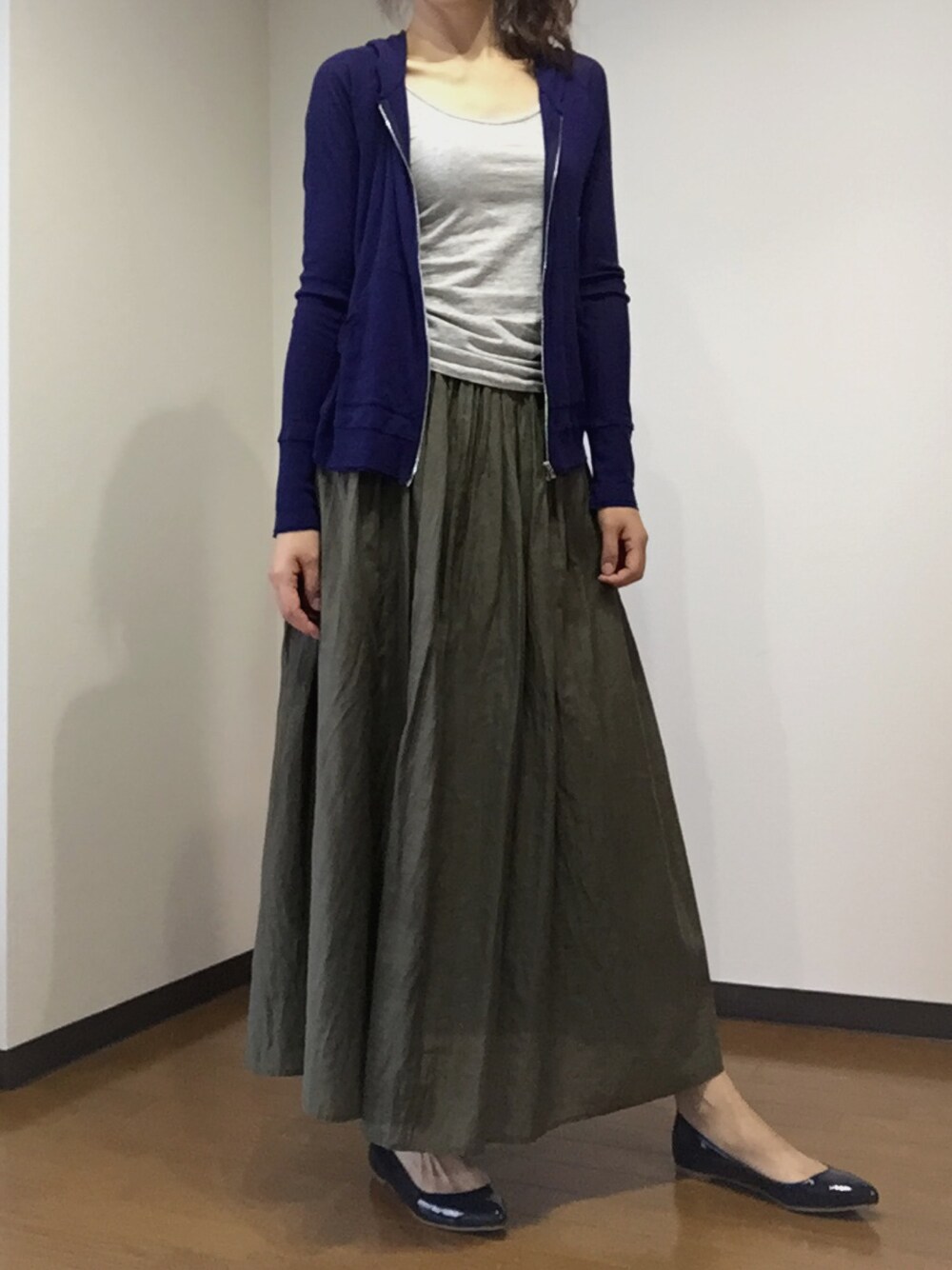 「買い物へ、肌寒い日、マキシスカート、カーキ、ブルー、蒸し暑い、ママコーデ」｜「GALLERIE VIEのアイテム（パーカー、ブルー系）」を使った、SKさん（レディース・166cm）の夏コーディネートの1枚目の写真