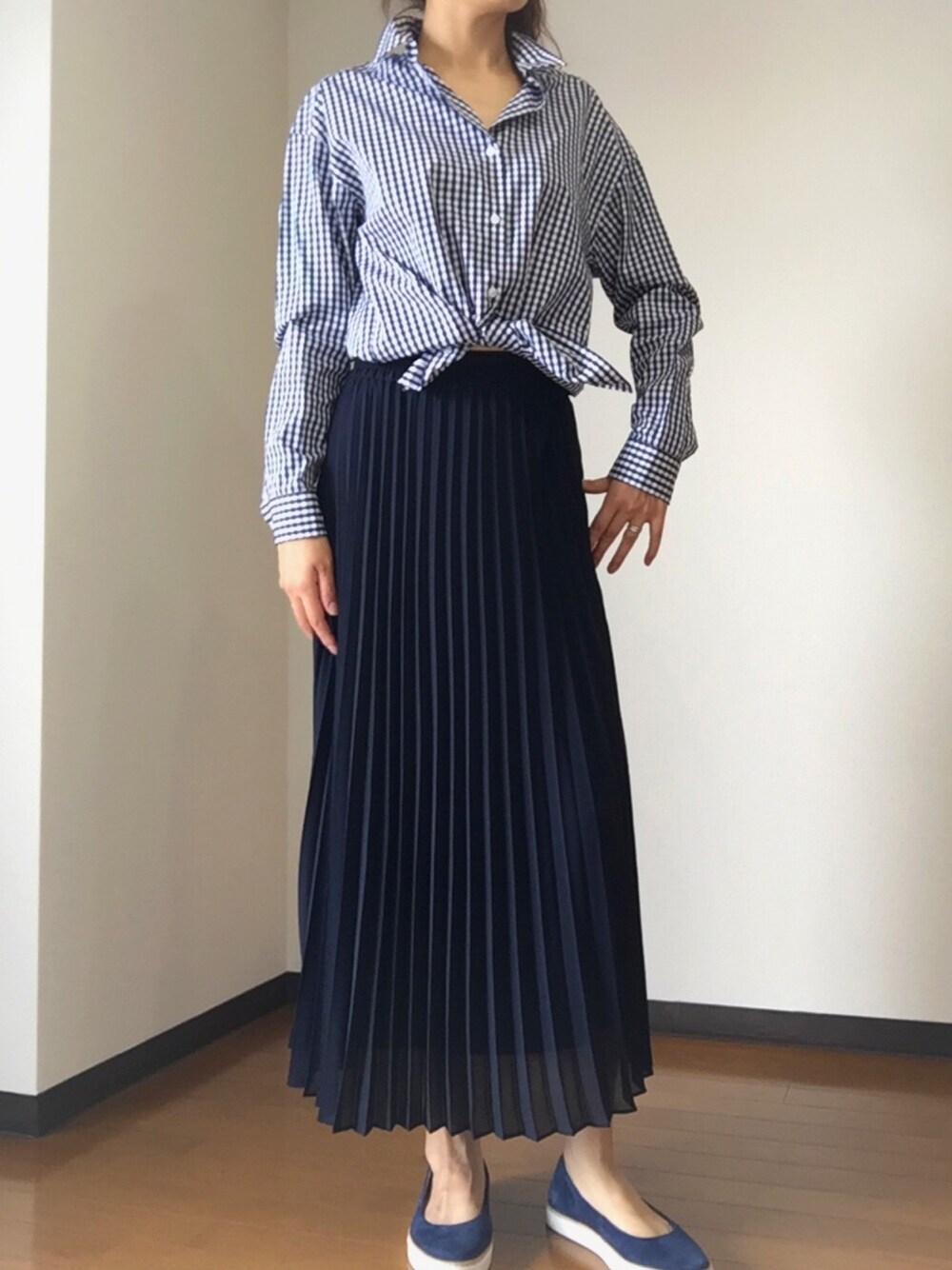 「ギンガムチェックシャツ、ユニクロ、シンプルコーデ、ネイビー、マキシスカート、ママコーデ、散歩、UGG、ブルーコーデ」｜「SHIPSのアイテム（シャツ/ブラウス、ブルー系）」を使った、SKさん（レディース・166cm）の夏コーディネートの1枚目の写真