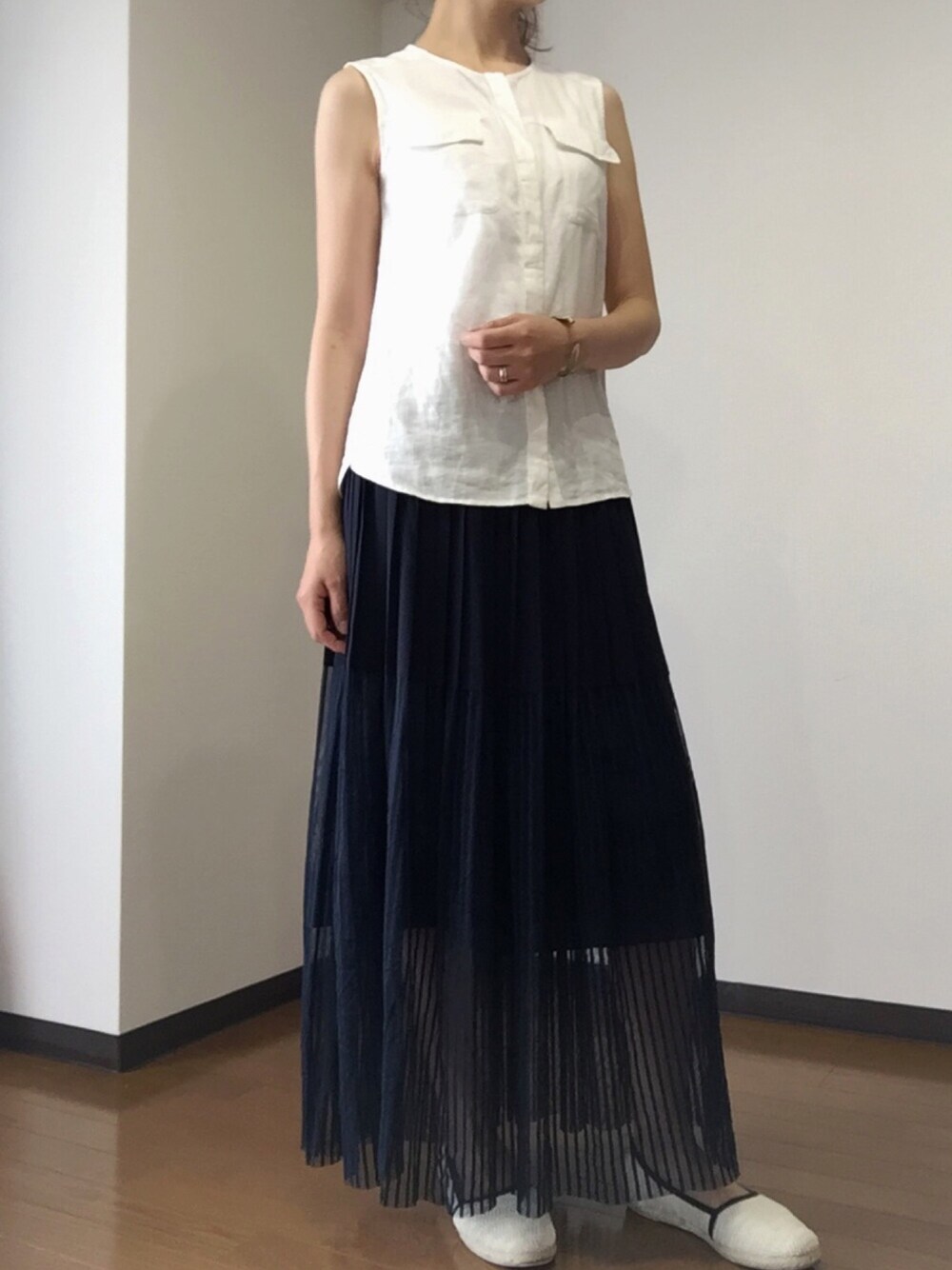 「ママコーデ、シンプル、チュールスカート、ノースリーブシャツ、ゆったりコーデ、涼しいコーデ」｜「UNTITLEDのアイテム（シャツ/ブラウス、ホワイト系）」を使った、SKさん（レディース・166cm）の夏コーディネートの1枚目の写真