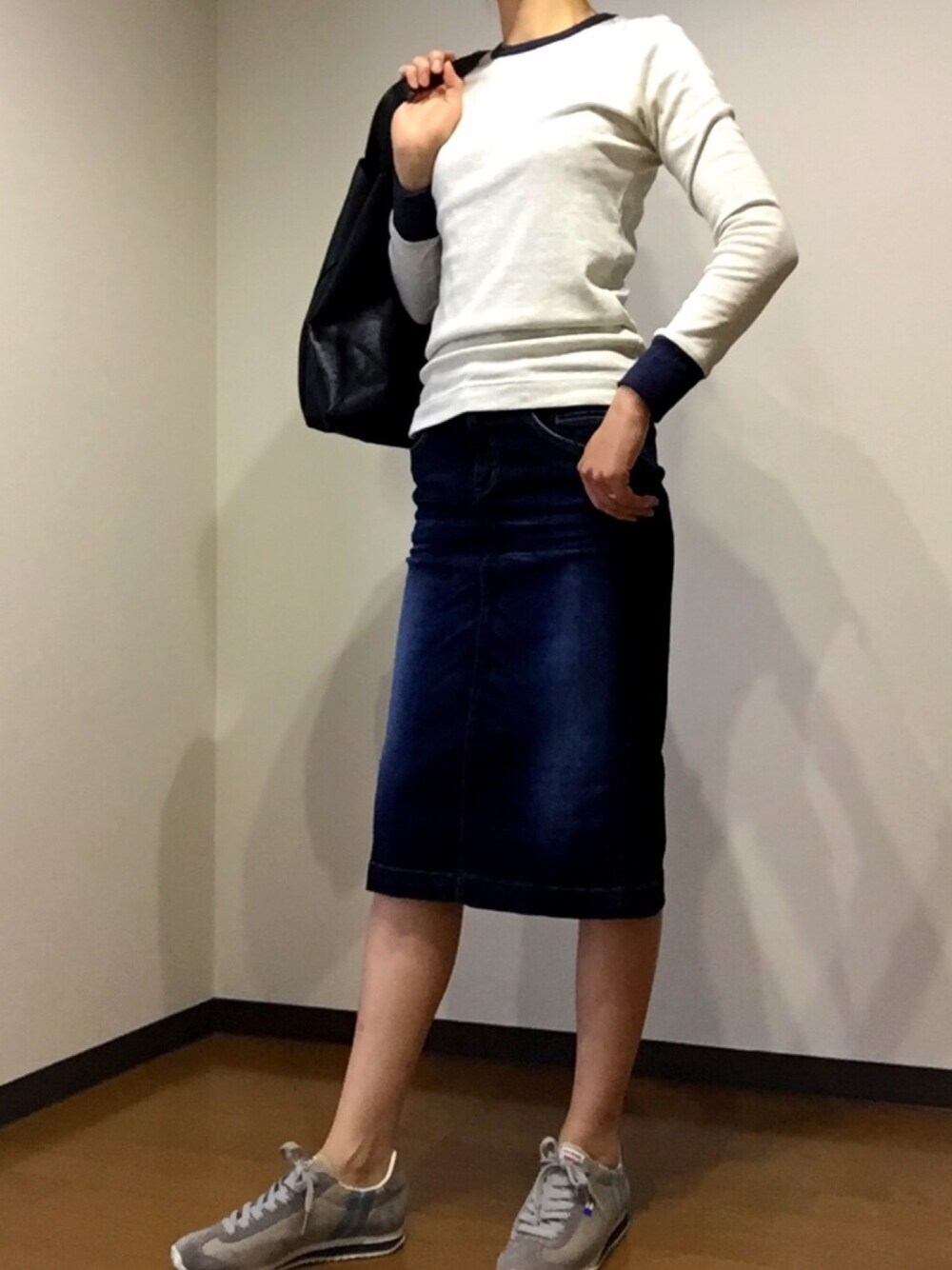 「おかいもの、シンプル、デニム、スニーカー、ブルー、着やすい」｜「CANAL JEANのharmonie -OrganicCotton- (アルモニ オーガニックコットン） パイピングロンT（Tシャツ/カットソー、ホワイト系）」を使った、SKさん（レディース・166cm）の夏コーディネートの1枚目の写真