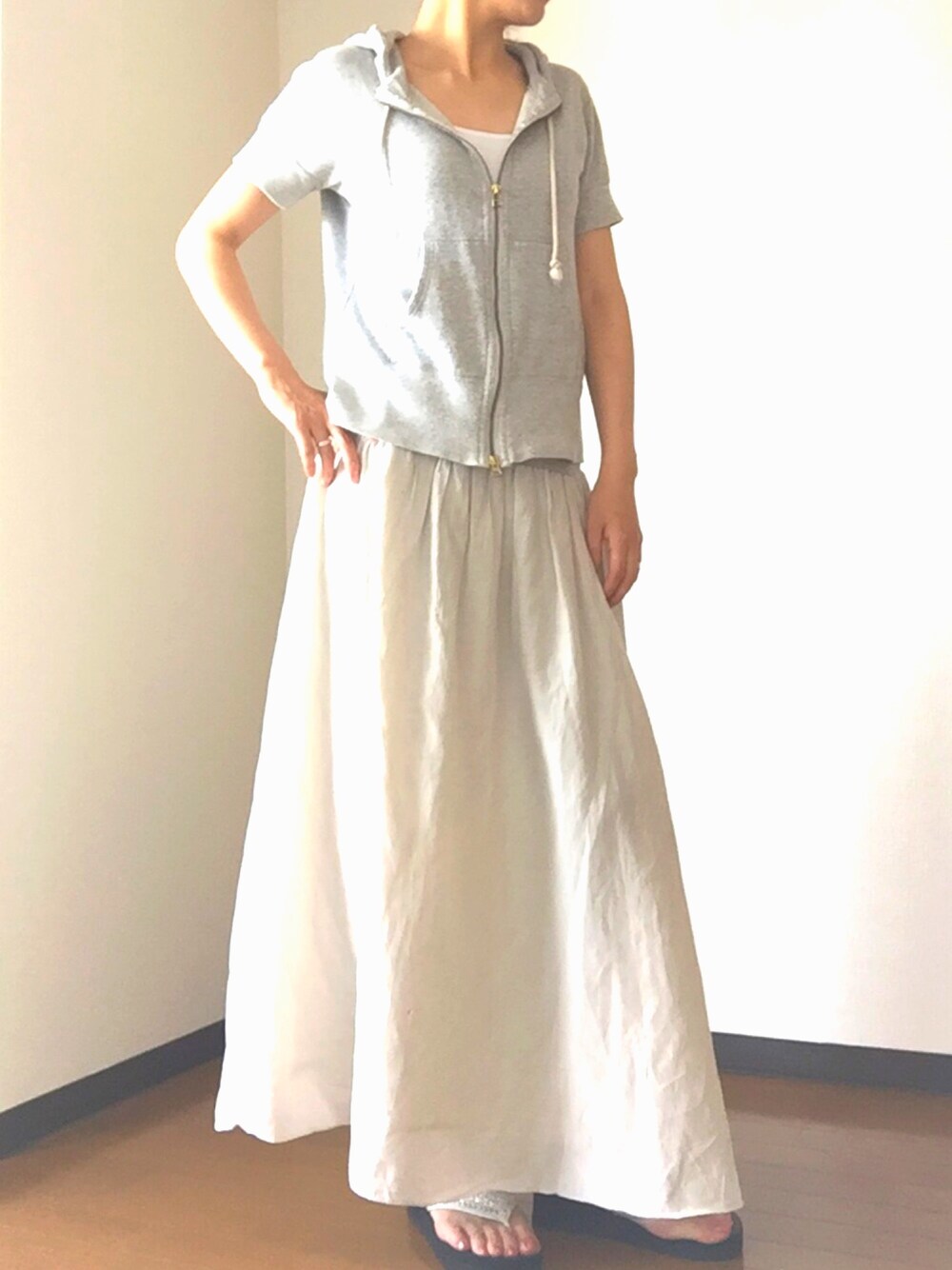 「ママコーデ、フーディー、お散歩♪、動きやすい、涼しげコーデ」｜「しまむらのアイテム（タンクトップ、ホワイト系）」を使った、SKさん（レディース・166cm）の夏コーディネートの1枚目の写真