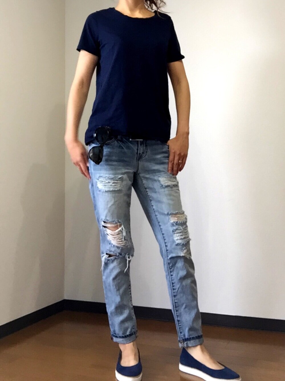 「カジュアル、ボーイッシュ、デニムパンツ、プチプラ、ブルー」｜「nextのアイテム（Tシャツ/カットソー、ブルー系）」を使った、SKさん（レディース・166cm）の夏コーディネートの1枚目の写真
