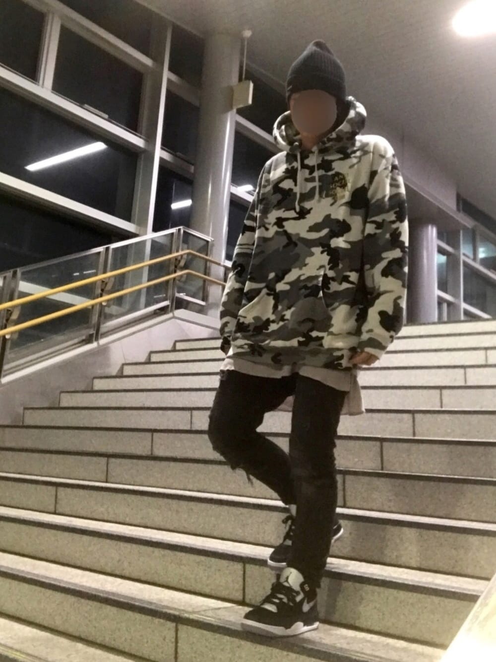 「supreme、antisocialsocialclub、アンチソーシャルソーシャルクラブ、H&M、オーバーサイズ、AIR JORDAN、エアジョーダン、ストリート系、AJ3、ストリート」｜「ANTI SOCIAL SOCIAL CLUBのアイテム（パーカー、シルバー系）」を使った、けんけんさん（メンズ・175cm）の秋コーディネートの1枚目の写真