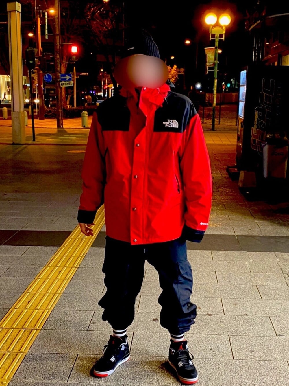 「supreme、THE NORTH FACE、マウンテンパーカー、pctokyo、ナイロンパンツ、NIKE、AIR JORDAN、AJ4、ストリート系、マウンテンジャケット」｜「THE NORTH FACEのアイテム（マウンテンパーカー、レッド系）」を使った、けんけんさん（メンズ・175cm）の冬コーディネートの1枚目の写真