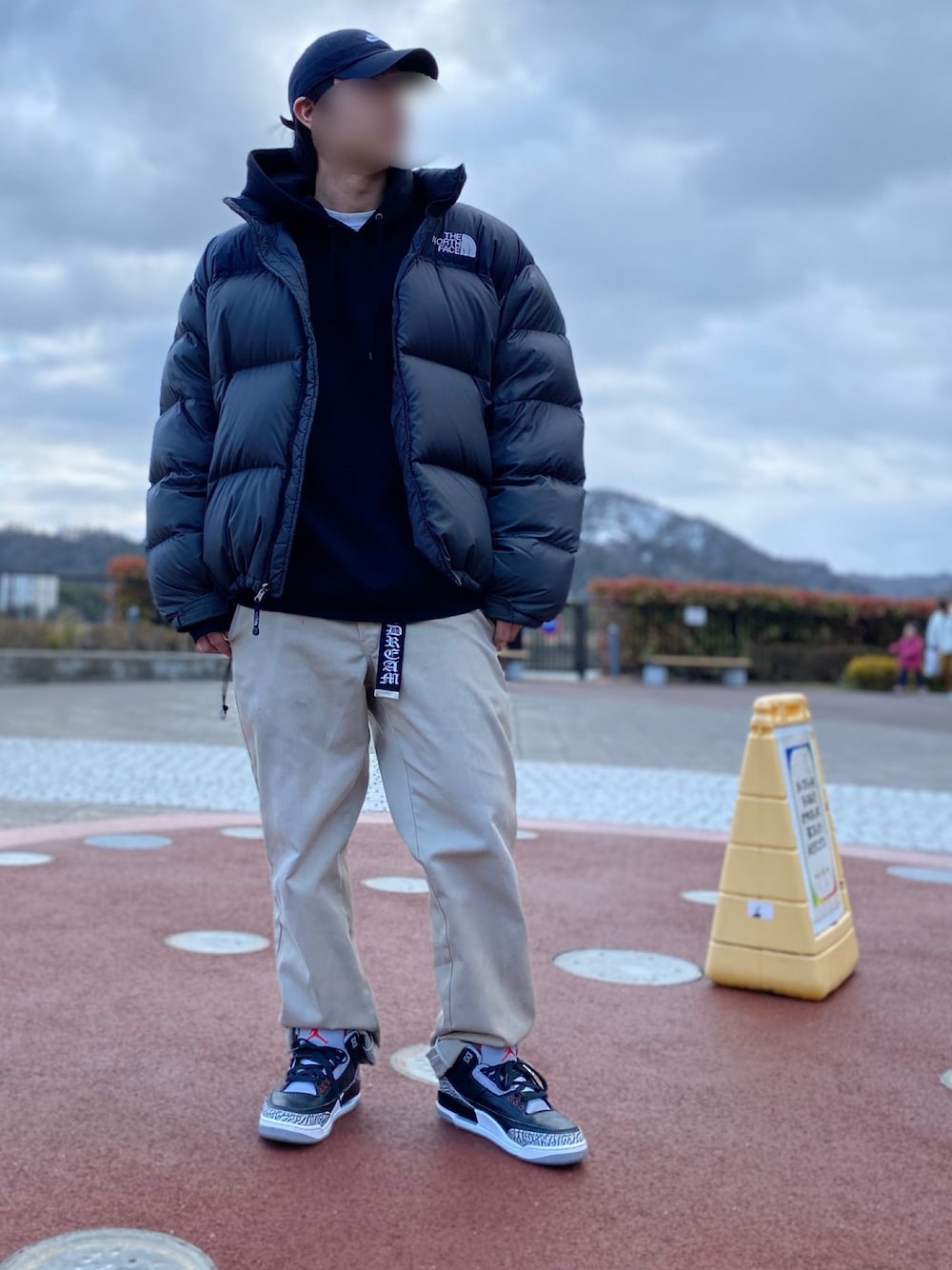 「THE NORTH FACE、ヌプシ、stussy、Dickies、チノパン、NIKE、AIR JORDAN、AJ3、ストリート、オーバーサイズ」｜「NIKEの【NIKE/ナイキ】フーチュラウォッシュドキャップ/807074（キャップ、ブラック系）」を使った、けんけんさん（メンズ・175cm）の冬コーディネートの1枚目の写真