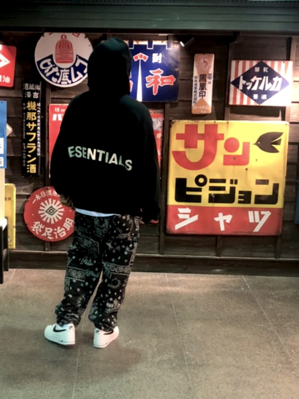 「ESSENTIALS、オーバーサイズ、FREAK’Ｓ STORE、フリークスストア、シェフパンツ、NIKE、AIR FORCE 1、エアフォースワン、ストリート、ストリート系」｜「FOG ESSENTIALSのFOG ESSENTIALS エフオージーエッセンシャルズ Fear of God フィアオブゴッド / Pullover Hoodie バックロゴプリントプルオーバーパーカー（パーカー、ブラック系）」を使った、けんけんさん（メンズ・175cm）の秋コーディネートの1枚目の写真