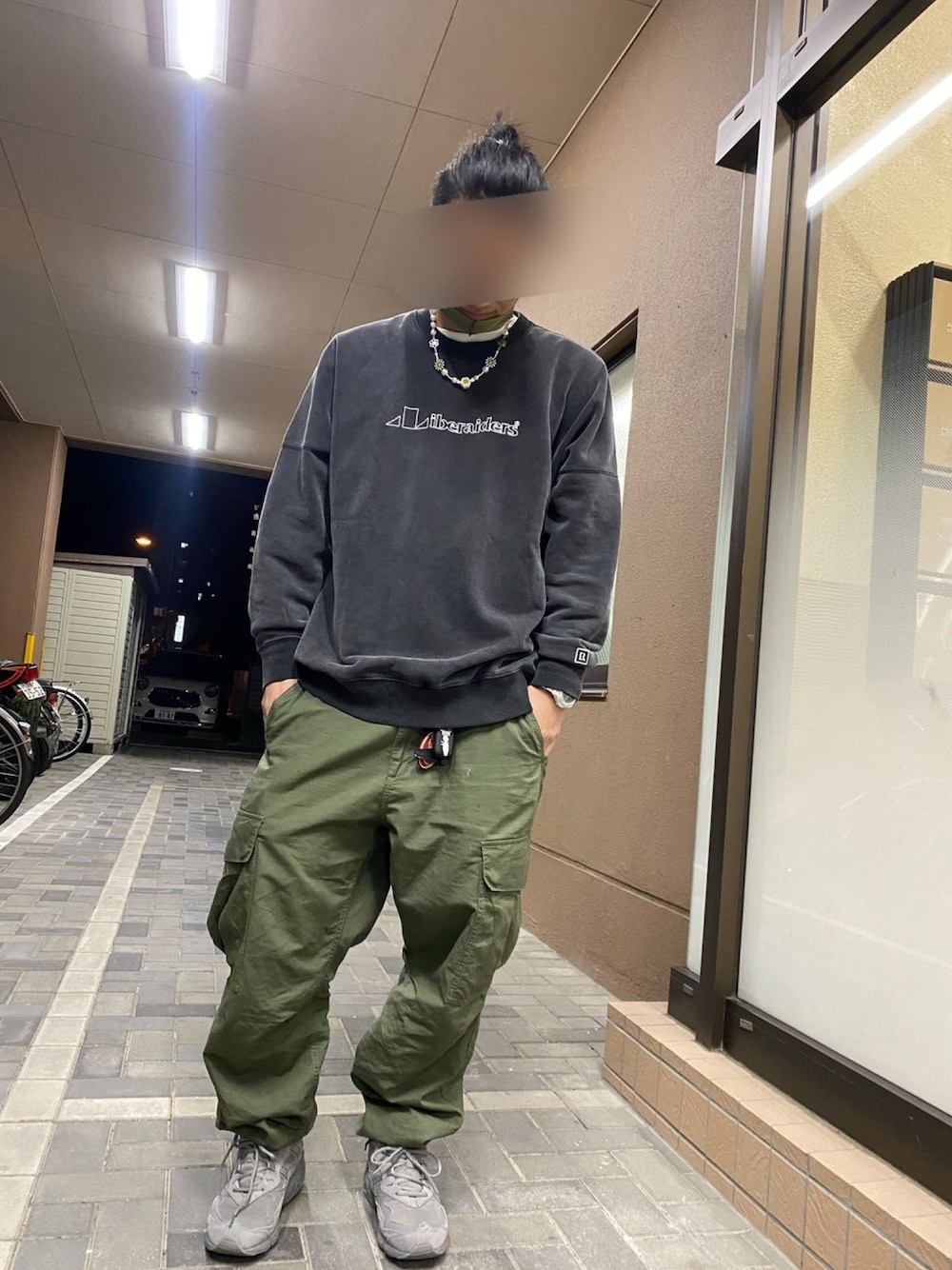 「Liberaiders、salute、back number、カーゴパンツ、New Balance、ml850、トレーナー、ストリート、ストリート系、秋冬コーデ」｜「saluteのアイテム（ネックレス、イエロー系）」を使った、けんけんさん（メンズ・175cm）の秋コーディネートの1枚目の写真