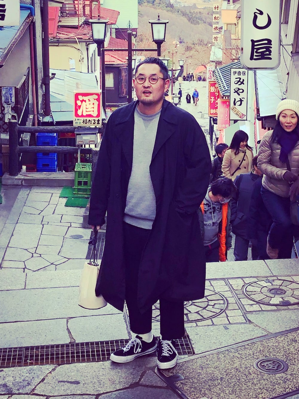 「冬コーデ、大人カジュアル、オーバーサイズ、ブラック、スニーカーコーデ、ootd、ラクチンコーデ、コンバース、TEATORA」｜「TEATORAのTEATORA (テアトラ) DEVICE COAT  packable TT-102-P（チェスターコート、ブラック系）」を使った、MIYAさん（メンズ・178cm）の冬コーディネートの1枚目の写真
