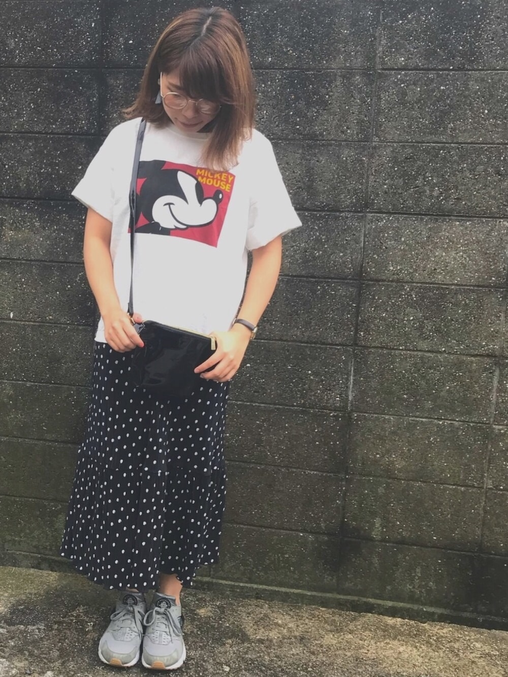 「ドット、ワンピース、ワンピース×スニーカー、ミッキーT、ティーシャツ、Tシャツ、カジュアル、カジュアルコーデ、ダテメガネ、春コーデ」｜「OZOCのビッグシルエットTシャツ(ミッキーマウス)（Tシャツ/カットソー、ホワイト系）」を使った、yomaさん（レディース・158cm）の春コーディネートの1枚目の写真