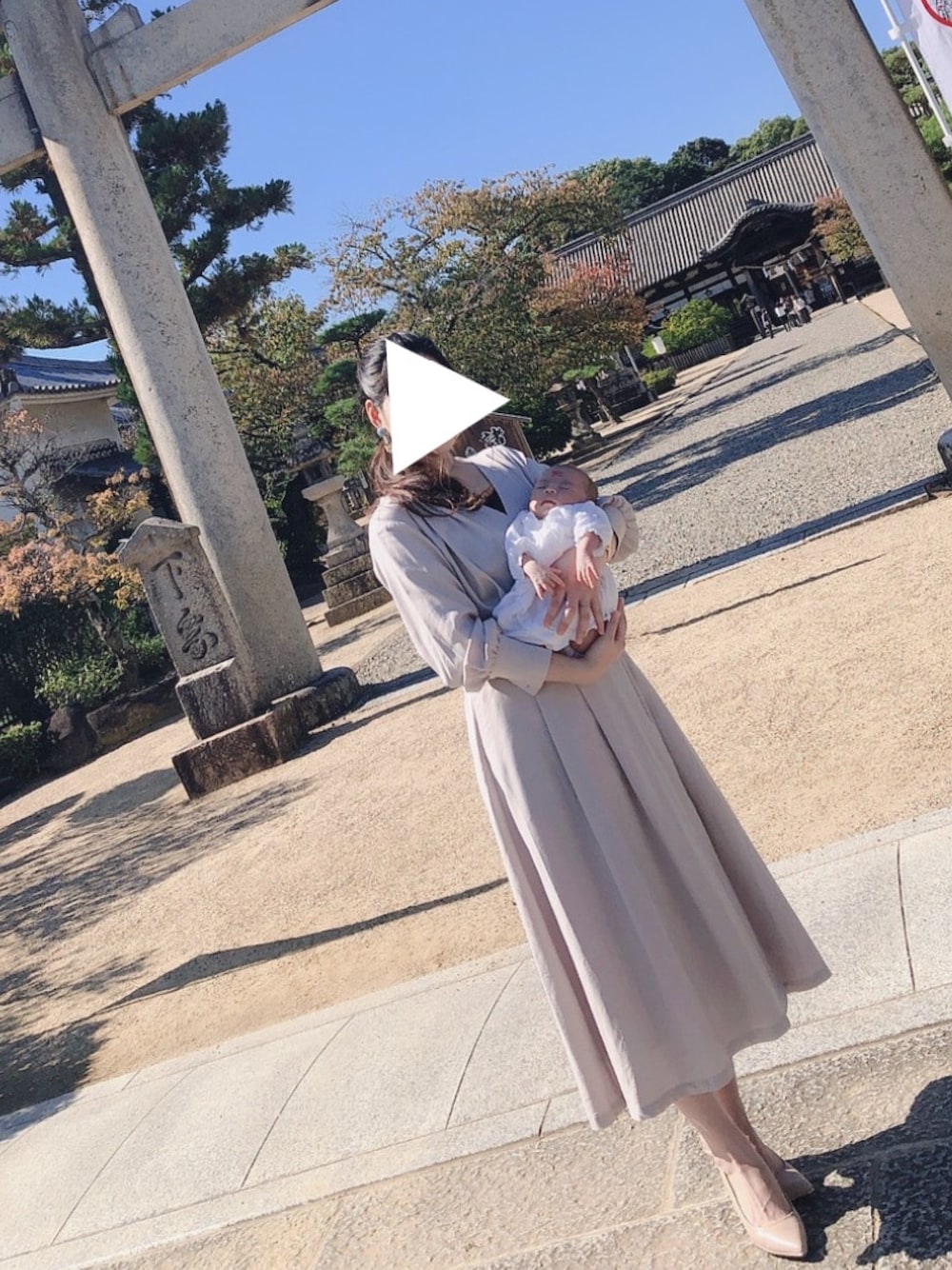 「シンプル、オトナ女子、お洒落さんとつながりたい、キレイめ、秋のコーデ、お宮参りコーデ、お宮参り、ワンピース」｜「KBFのアイテム（ワンピース/ドレス、ベージュ系）」を使った、ここなっつさん（レディース・163cm）の秋コーディネートの1枚目の写真