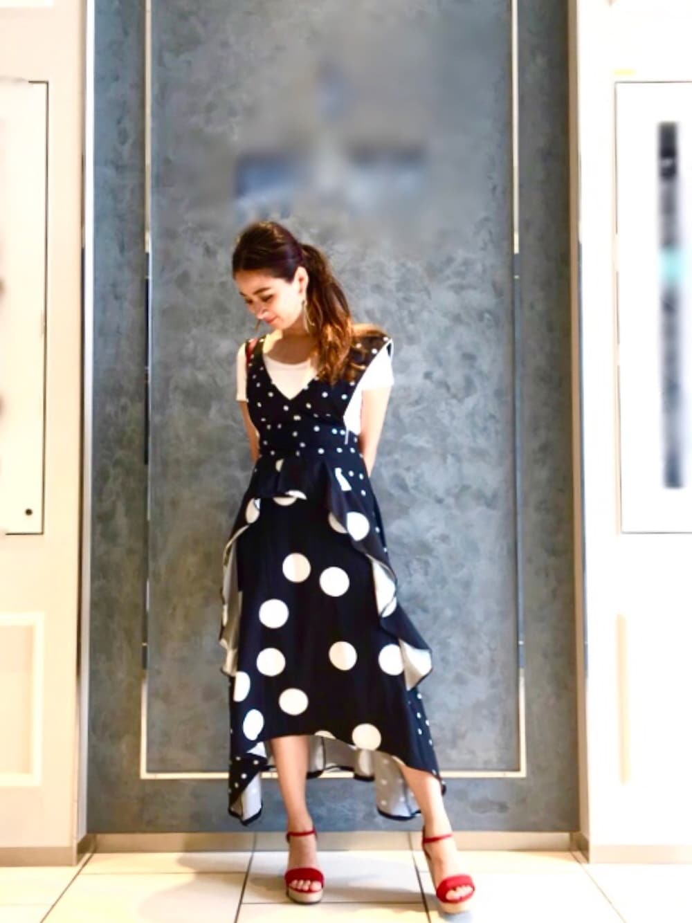 「韓国ファッション、セレクトショップ、水玉ワンピース、ヘムスカート、お洒落さんとつながりたい、シンプルコーデ、chanel、シャネルピアス」｜「charubonのアイテム（ジャンパースカート、ブラック系）」を使った、yさん（レディース・158cm）の秋コーディネートの1枚目の写真