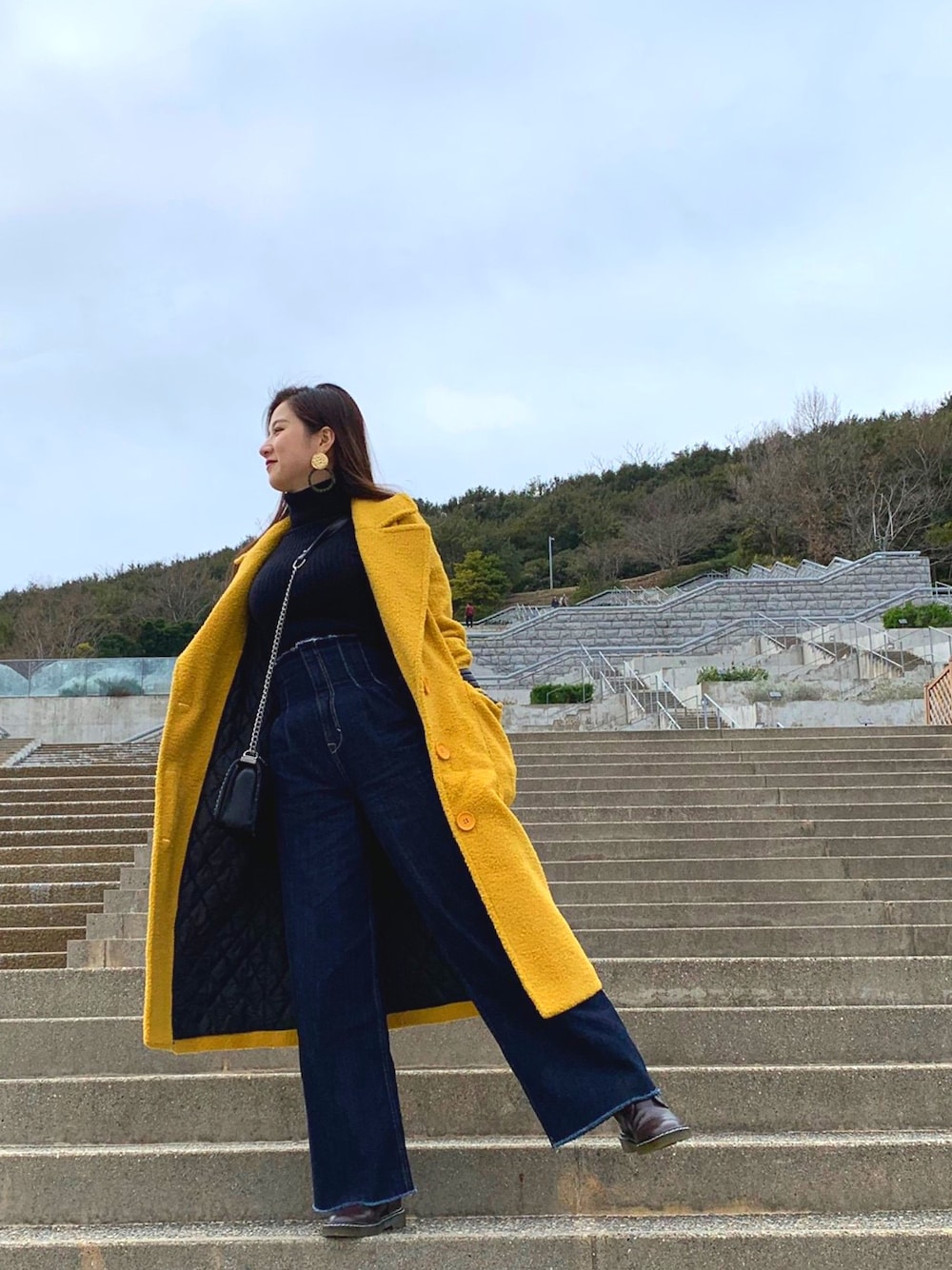 「おおぶりピアス、カラーコート、セレクトショップ、ハイウエストデニム、ハイウエスト、おしゃれさんと繋がりたい」｜「EMODAのカットオフフィットジャストウエストデニム（デニムパンツ、ブルー系）」を使った、yさん（レディース・158cm）の春コーディネートの1枚目の写真
