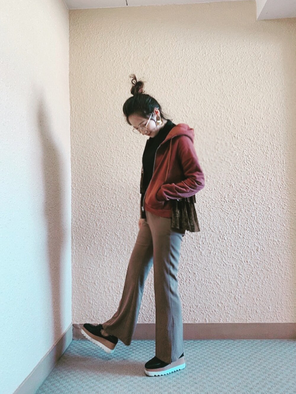 「シンプル、パンツスタイル、大人かわいい、プチプラ、パーカーコーデ、おしゃれさんと繋がりたい、お団子ヘアー、タートルネック」｜「しまむらのアイテム（パンツ、ブラウン系）」を使った、yさん（レディース・158cm）の秋コーディネートの1枚目の写真