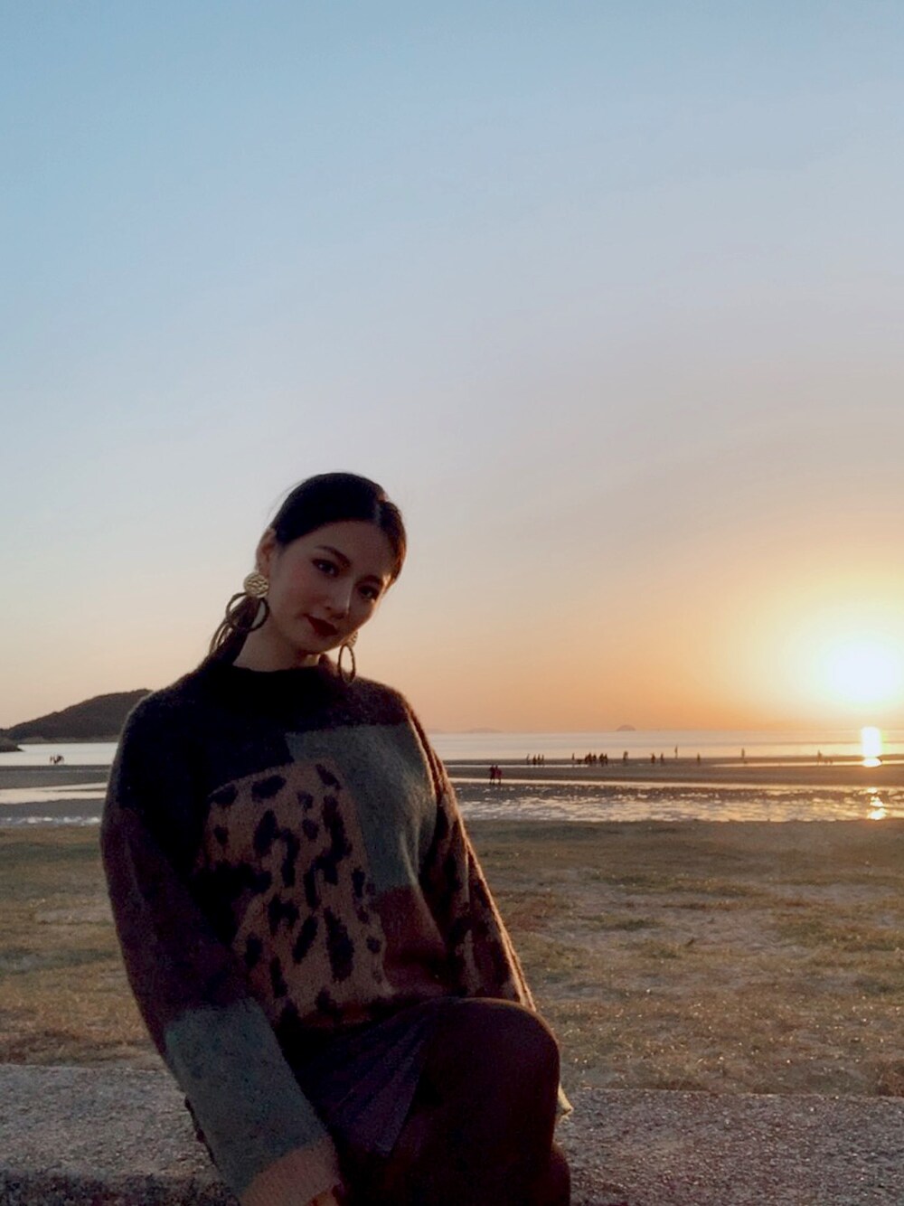 「秋冬コーデ、ひょう柄、レザー スカート、父母ヶ浜、ブラウンコーデ、ニット、ピアス、おおぶりピアス」｜「MURUAのアイテム（ニット/セーター、ブラウン系）」を使った、yさん（レディース・158cm）の秋コーディネートの1枚目の写真