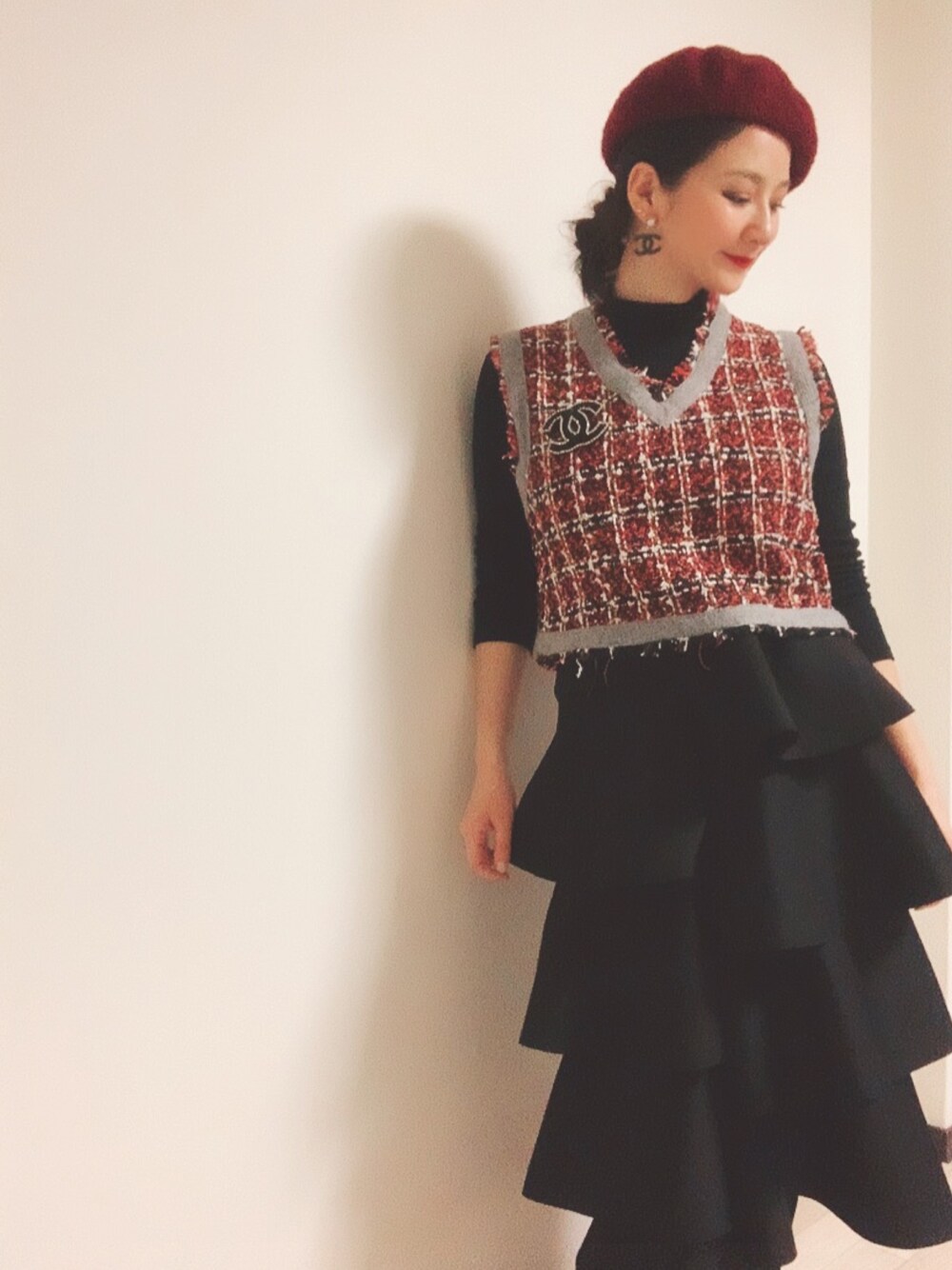 「ツイードベスト、ツイード、ベレー帽コーデ、ベレー帽、赤が好き、フリルスカート、ブローチ、シャネル、chanel」｜「Original.のアイテム（ベスト、レッド系）」を使った、yさん（レディース・158cm）の春コーディネートの1枚目の写真