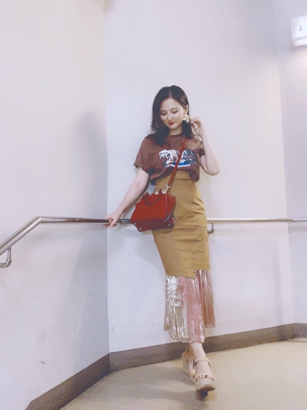 「ハイウエスト スカート、Tシャツコーデ、Tシャツスタイル、サンダル、夏、おしゃれさんと繋がりたい、夏だ！Tシャツ着よう！、プチプラコーデ、休日スタイル、赤が好き」｜「FENDIのFendi - 3Jours 斜めがけバッグ ミニ - women - カーフレザー - ワンサイズ（ショルダーバッグ、レッド系）」を使った、yさん（レディース・158cm）の夏コーディネートの1枚目の写真