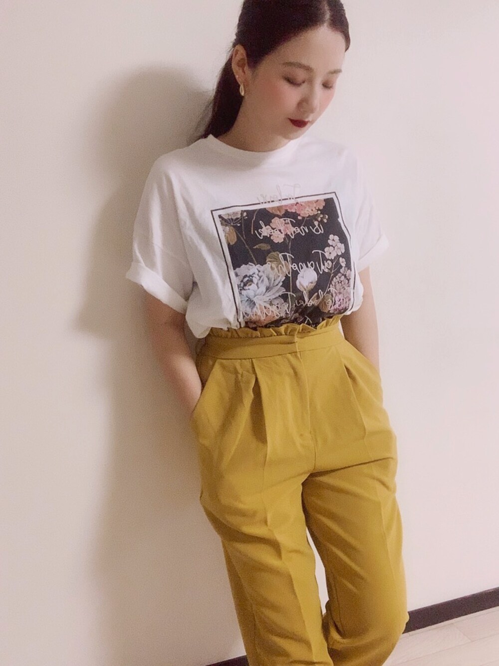 「シンプルコーデ、ゆるコーデ、パンツスタイル、お洒落さんとつながりたい、カラーパンツコーデ、カラーパンツ、テーパードパンツ、Tシャツコーデ」｜「GRLの花柄プリントTシャツ（Tシャツ/カットソー、ホワイト系）」を使った、yさん（レディース・158cm）の夏コーディネートの1枚目の写真
