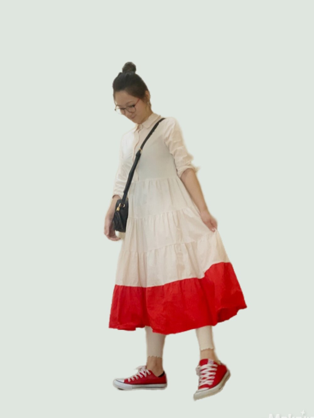 「シャツワンピース、ガチメガネ、コンバース、休日スタイル、シンプルコーデ、フレアワンピース、お団子ヘアー、赤が好き、ワンピース×スニーカー」｜「CONVERSE ALL STARの【CONVERSE/コンバース】ALLSTAR 100COLORSOXLADYS（スニーカー、レッド系）」を使った、yさん（レディース・158cm）の秋コーディネートの1枚目の写真