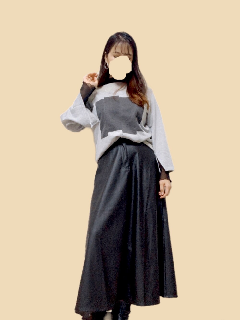 「レザースカート、レイヤードスタイル、モノトーンコーデ、プチプラピアス、プチプラコーデ、おしゃれさんと繋がりたい、休日コーデ、ショートブーツ、ロングスカート、トレーナー」｜「GUのアイテム（ピアス（両耳用）、シルバー系）」を使った、yさん（レディース・158cm）の秋コーディネートの1枚目の写真
