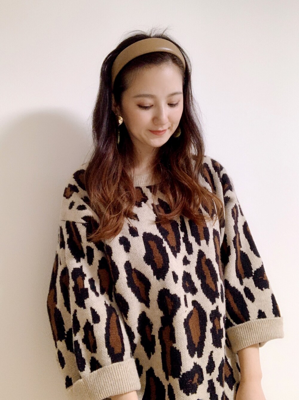 「ヒョウ柄コーデ、ヒョウ柄ニット、レザーLOVEスナップ、レザーカチューシャ、秋冬コーデ、休日スタイル、ニットコーデ、おしゃれさんと繋がりたい、今日のコーデ、ニット」｜「GUのアイテム（カチューシャ、ブラウン系）」を使った、yさん（レディース・158cm）の秋コーディネートの1枚目の写真