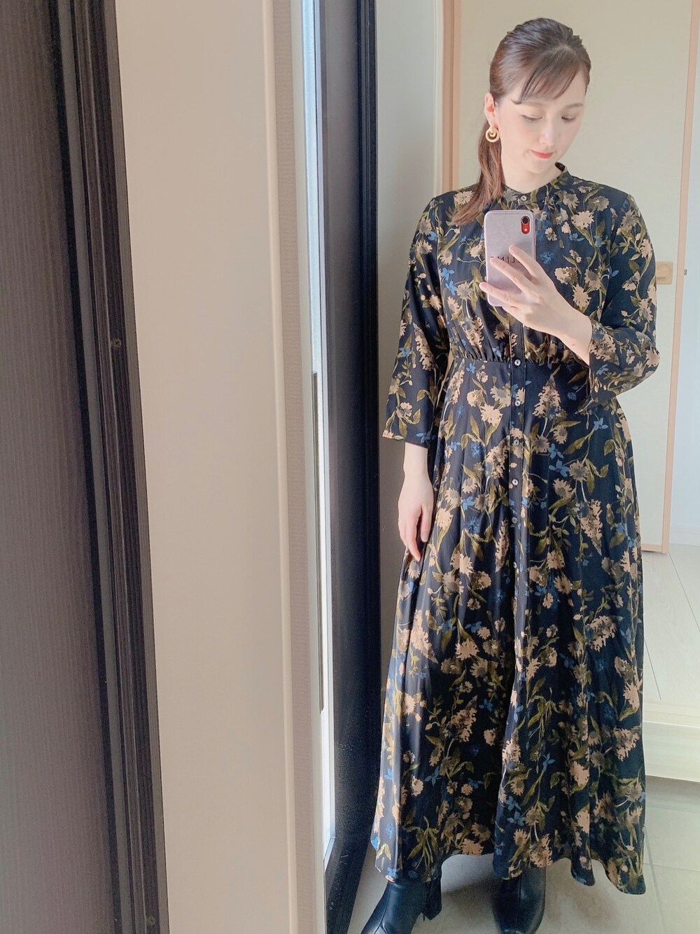 「花柄ワンピース、ワンピーススタイル、おしゃれさんと繋がりたい、きれいめカジュアル、プチプラコーデ、いいね、save、フォローお願いします🤑、オトナ女子、今日のコーデ、ラクチンコーデ」｜「ananaのアイテム（ワンピース、ブラック系）」を使った、yさん（レディース・158cm）の春コーディネートの1枚目の写真