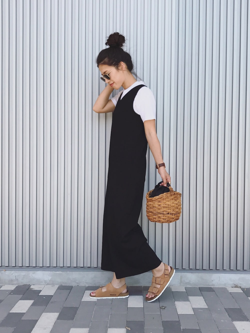 「夏コーデ、ビルケンシュトック、birkenstock、休日スタイル、ママファッション、お団子ヘアー、ラクチンコーデ」｜「Another Editionの【WEB店舗限定】ポンチVネックオールインワン/ aeBC ポンチ V/N AIO（つなぎ/オールインワン、ブラック系）」を使った、NANAさん（レディース・161cm）の夏コーディネートの1枚目の写真