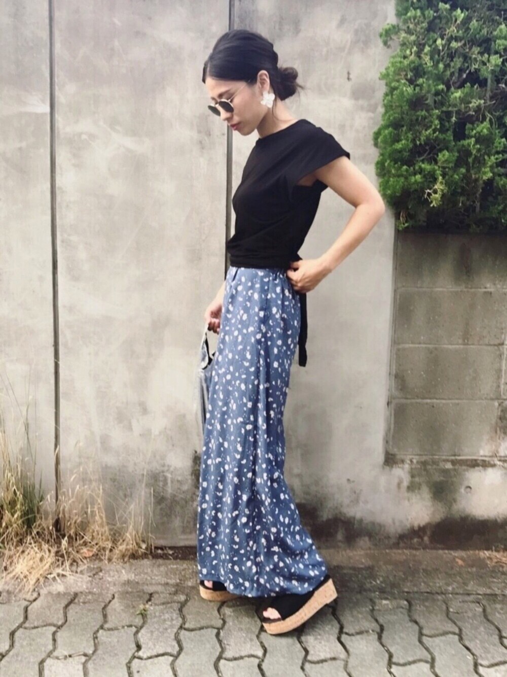 ブラック系のTシャツ/カットソー、ブルー系のパンツ、ブラック系のサンダルを着用したレディースの夏コーディネートの1枚目の写真